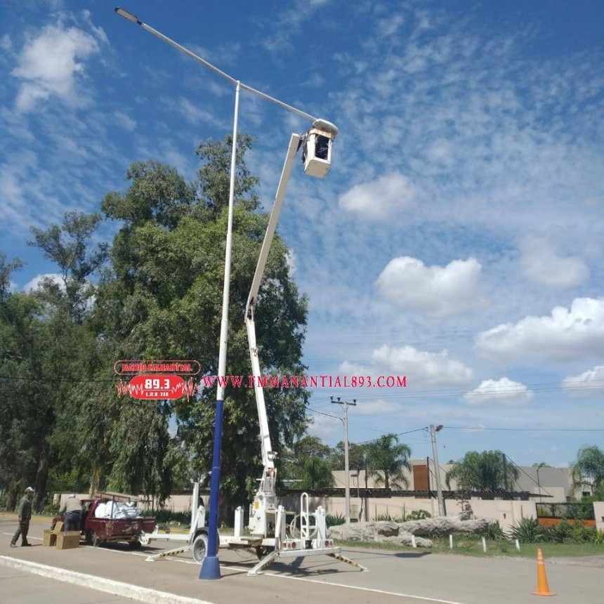 EL MUNICIPIO TRABAJA EN LA REPARACI&Oacute;N Y CAMBIO DE LUMINARIA EN VILLA &Aacute;NGELA