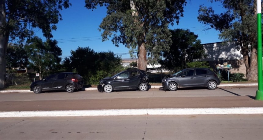 Villa &Aacute;ngela: UN VEH&Iacute;CULO PIERDE EL CONTROL Y COLISIONA A DOS AUTOS ESTACIONADOS