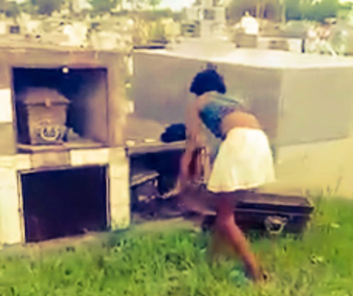 Detienen a tres menores que extra&iacute;an huesos de panteones del cementerio de Machagai