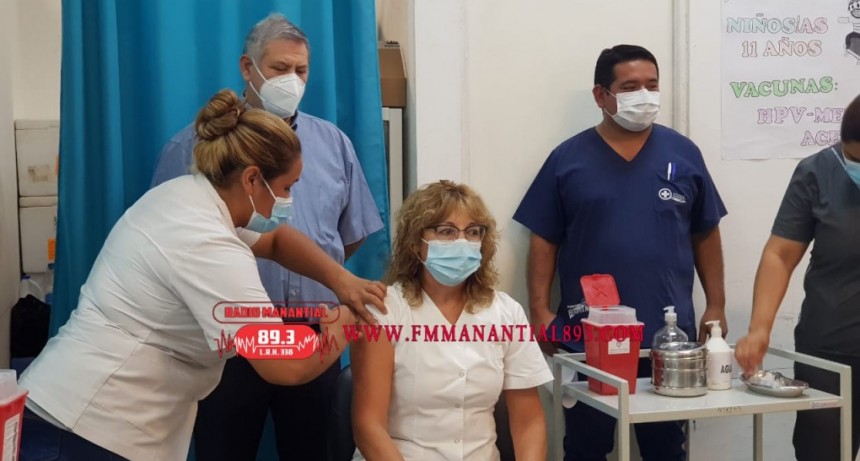 LLEGARON 300 NUEVAS DOSIS DE VACUNAS CONTRA EL COVID A VILLA &Aacute;NGELA | &ldquo;Hoy vamos a realizar la vacuna correspondiente a la primera dosis en una segunda etapa al personal de salud p&uacute;blica&rdquo; Dijo Sergio Orellana.