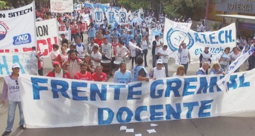 Gremios docentes no inician las clases y van al paro toda la semana que viene