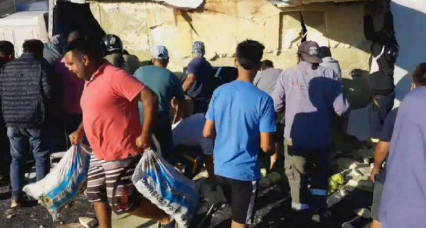 Buenos Aires: volc&oacute; un cami&oacute;n con alimentos y los vecinos lo vaciaron