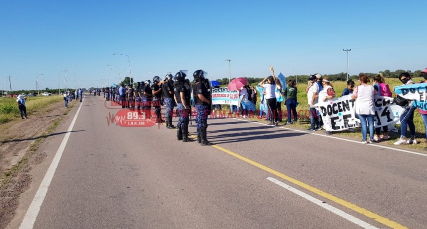 Villa �ngela: DOCENTES RESPONSABILIZAN AL GOBERNADOR EL NO COMIENZO DE CLASES | DOCENTES EN RUTA ?el Gobernador nos ha puesto en la calle, es responsable del empobrecimiento del docente y la educaci�n p�blica, y ahora tiene que resolver el?