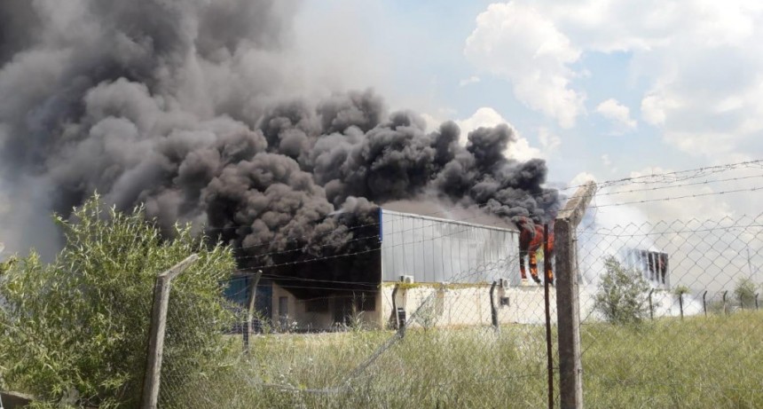 Se incendi&oacute; un galp&oacute;n del Parque Industrial de Puerto Tirol