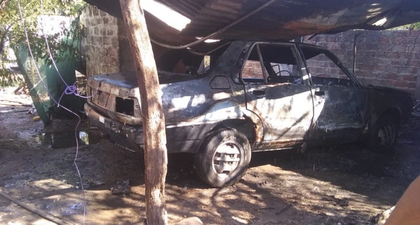 Santa Sylvina: UN VEH&Iacute;CULO SE INCENDI&Oacute; POR COMPLETO DENTRO DE UN DOMICILIO