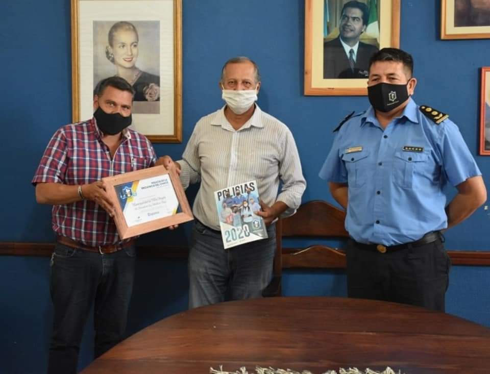 Villa &Aacute;ngela: EL JEFE COMUNAL COLABORA CON EL PROYECTO DE LA REVISTA "POLIC&Iacute;AS"