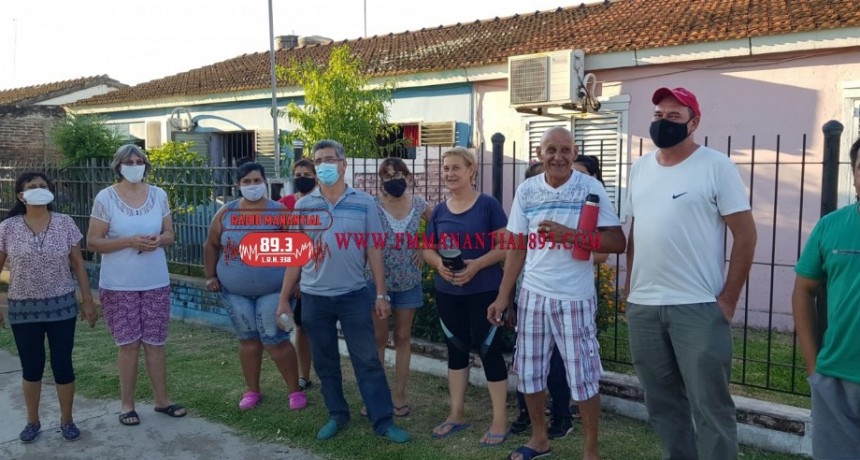 Villa &Aacute;ngela: VECINOS DEL B&deg;279 PIDEN SOLUCI&Oacute;N A SAMEEP POR EL CAUDAL DE AGUA Y EL OLOR CON QUE INGRESA A SUS CASAS
