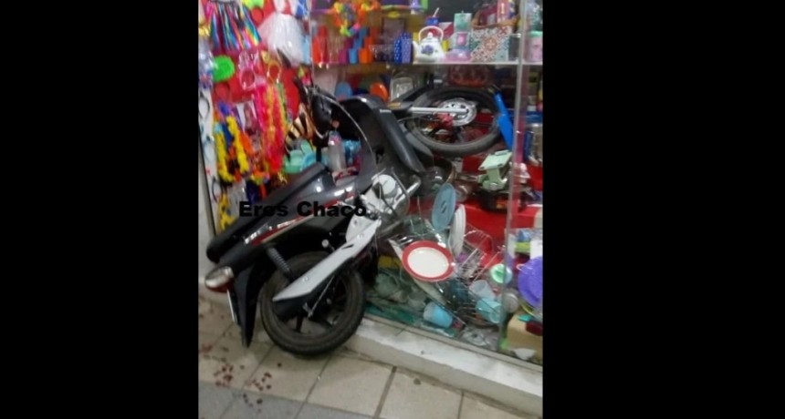 Una mujer iba en moto y se incrust&oacute; en un comercio
