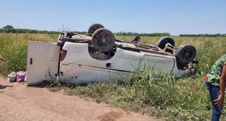 General Pinedo: Volc&oacute; una camioneta con una familia completa
