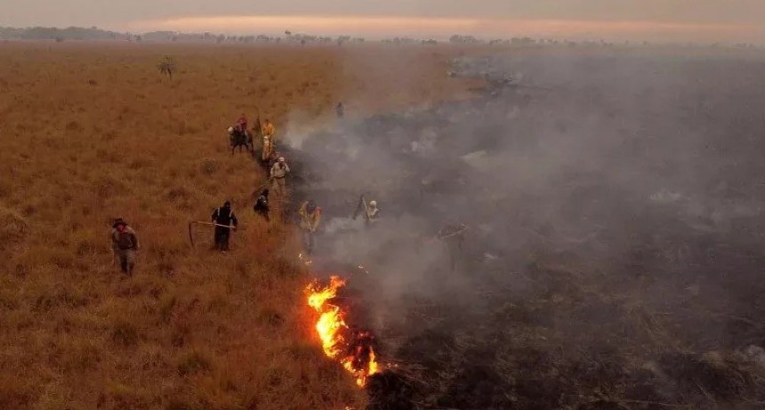 Corrientes: Quedan 15 focos activos del incendio con familias evacuadas