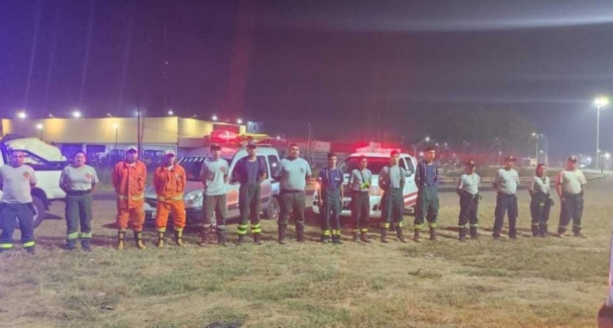 15 bomberas y bomberos voluntarios chaque&ntilde;os partieron esta madrugada para colaborar a combatir los incendios en Corrientes