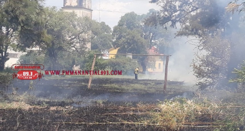 Villa &Aacute;ngela: BOMBEROS LOGRA EXTINGU&Iacute;R FUEGO SOBRE PASTIZALES QUE SE DIRIG&Iacute;AN HACIA LA ESCUELA RURAL N&deg;29
