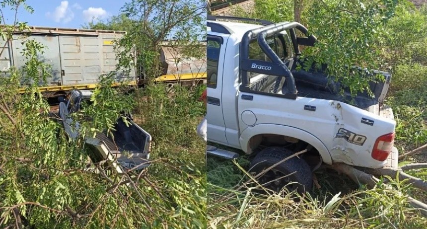 Sorprendente accidente: un conductor impact&oacute; su camioneta contra un tren y tuvo que ser hospitalizado