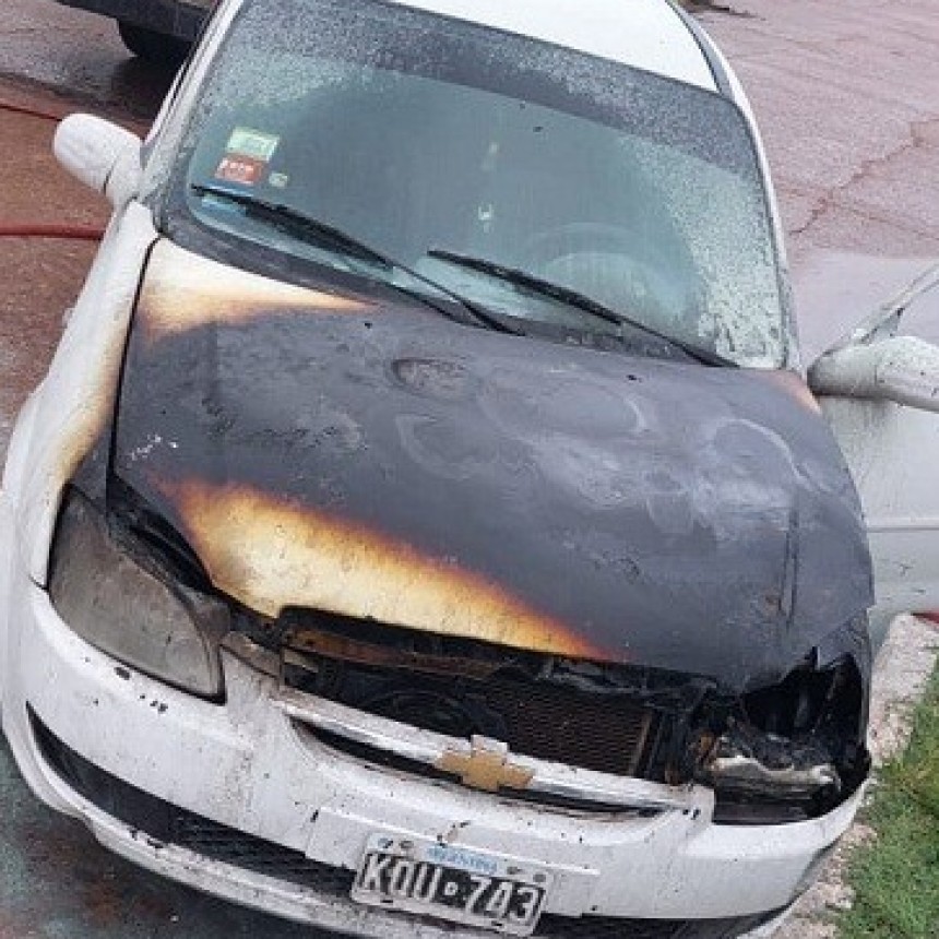 Villa &Aacute;ngela: BOMBEROS SOFOCO EL INCENDIO DE UN AUTOM&Oacute;VIL