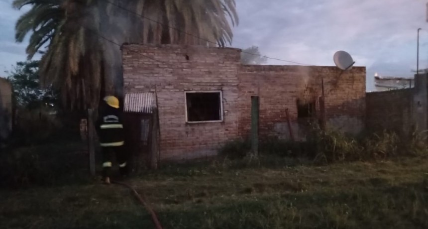 Villa &Aacute;ngela: PERSONAL DE BOMBEROS APAG&Oacute; EL INCENDIO DE UNA VIVIENDA