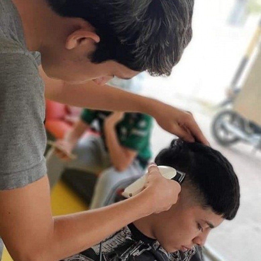 Villa &Aacute;ngela: KEVIN BARBER SOLIDARIO | UN &Uacute;TIL ESCOLAR  POR UN CORTE DE CABELLO GRATIS 