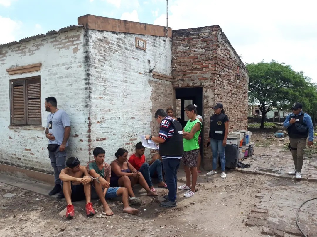 Villa &Aacute;ngela: DETIENEN A UNA MUJER CON COCA&Iacute;NA, MARIHUANA Y 80 MIL PESOS EN ALLANAMIENTO SIMULT&Aacute;NEO.