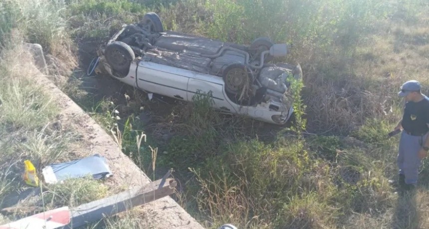 VOLC&Oacute; UN AUTO SOBRE LA RUTA PROVINCIAL 7: EXPLOT&Oacute; UNA RUEDA Y EL CONDUCTOR PERDI&Oacute; EL CONTROL