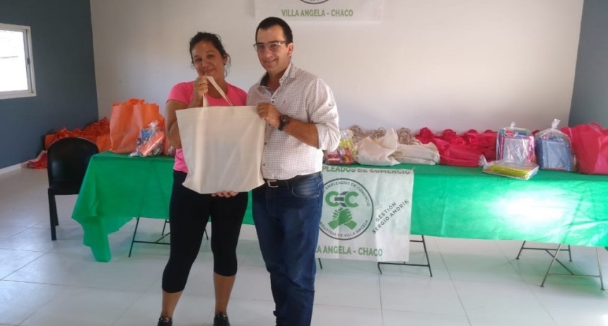 Villa &Aacute;ngela: EL CENTRO EMPLEADOS DE COMERCIO COMENZ&Oacute; CON LA ENTREGA DE LOS KITS ESCOLARES PARA SUS AFILIADOS| ANDRIK: &ldquo;Es una ayuda para la familia teniendo en cuenta una situaci&oacute;n econ&oacute;mica dif&iacute;cil&rdquo;