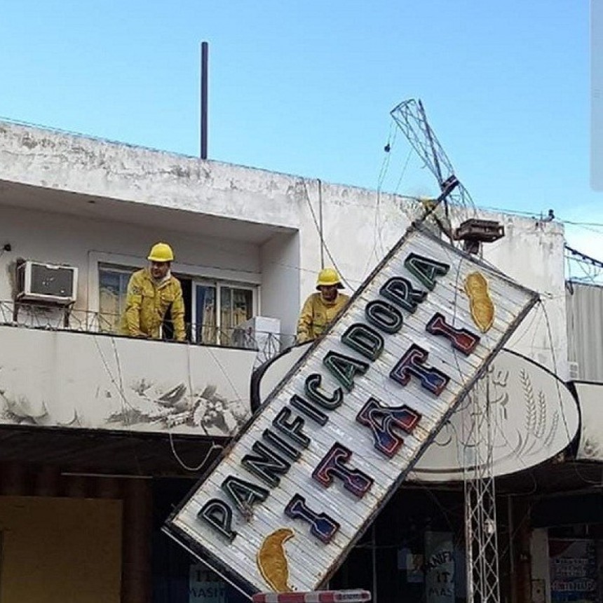 Villa &Aacute;ngela: BOMBEROS EVITO QUE UN CARTEL CAYERA A LA V&Iacute;A P&Uacute;BLICA  