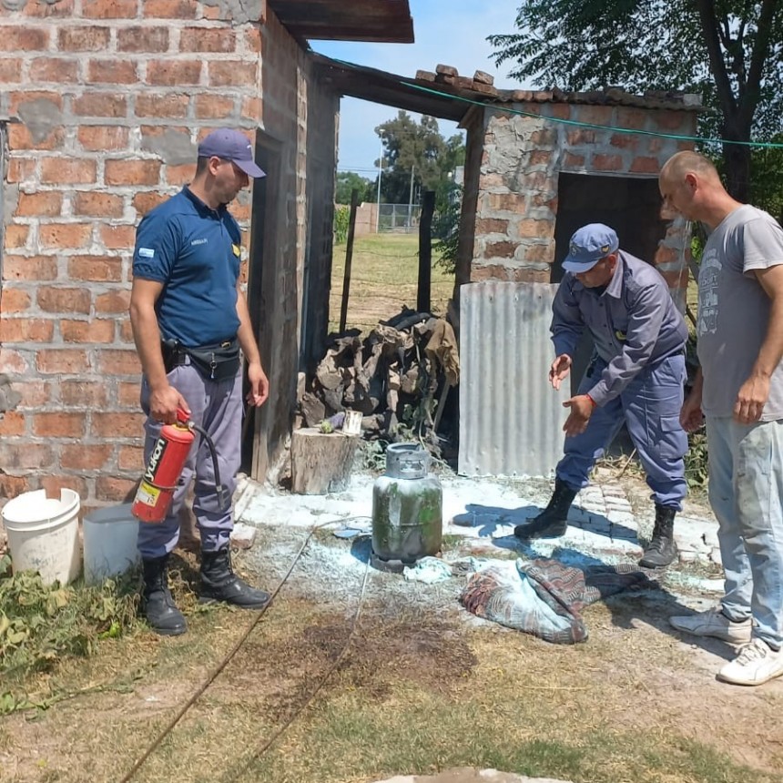 La Clotilde: PERSONAL POLICIAL EVITARON EL INCENDIO EN UNA VIVIENDA