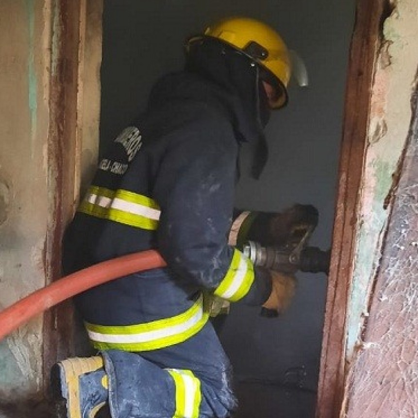 Villa &Aacute;ngela: BOMBEROS EXTINGUIERON EL INCENDIO EN UNA VIVIENDA PRECARIA Y DESHABITADA