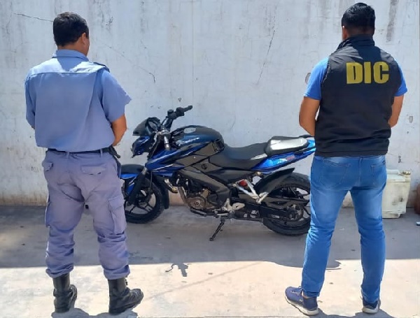Villa &Aacute;ngela: EN SENDOS PROCEDIMIENTOS RECUPERAN UNA MOTO COMPRADA CON CHEQUE AP&Oacute;CRIFO Y SECUESTRAN CELULAR