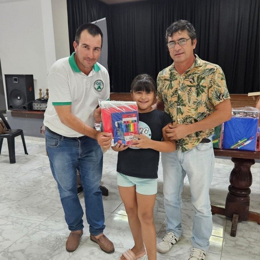 Villa &Aacute;ngela: EL CENTRO EMPLEADOS DE COMERCIO CONTIN&Uacute;A CON LA ENTREGA DE KITS ESCOLARES 