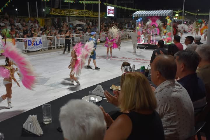 VILLA ÁNGELA VIVIÓ UNA PRIMERA NOCHE ESPECTACULAR DE CARNAVALES 2025