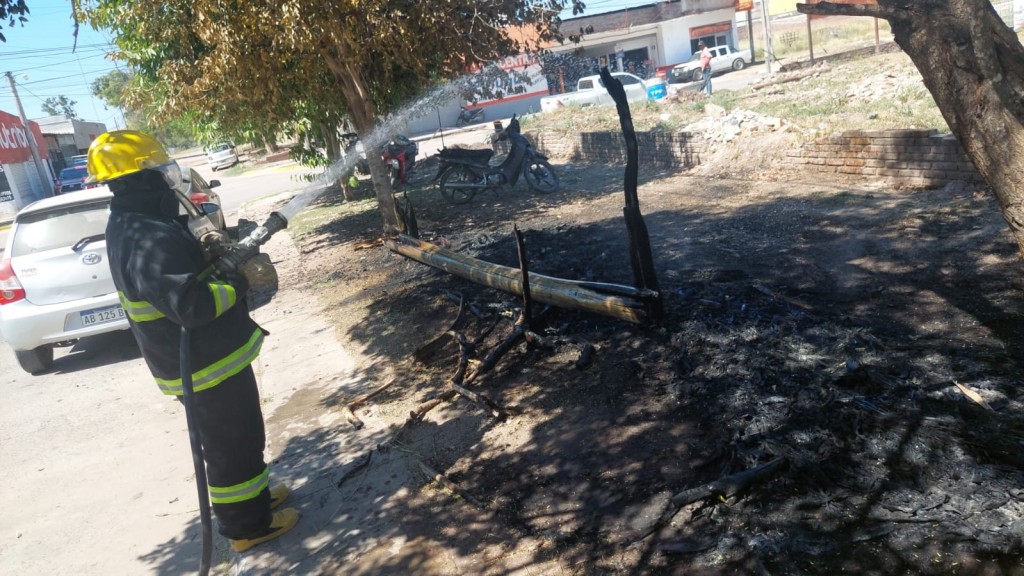 Villa Ángela: BOMBEROS EXTINGUIÓ EL INCENDIO DE UN POSTE DE LA LÍNEA TELEFÓNICA