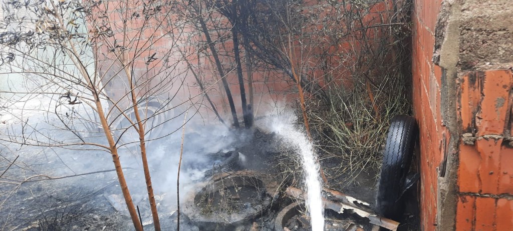 Villa Ángela: BOMBEROS EXTINGUEN UN FOCO ÍGNEO EN UN TERRENO BALDÍO  