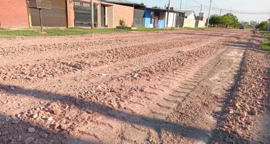 EL MUNICIPIO REALIZA LA COLOCACI&Oacute;N DE RIPIO EN EL BARRIO 50 VIVIENDAS DETR&Aacute;S DEL CAMPING