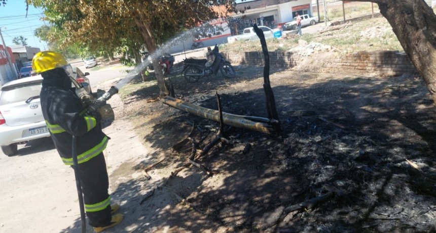 Villa &Aacute;ngela: BOMBEROS EXTINGUI&Oacute; EL INCENDIO DE UN POSTE DE LA L&Iacute;NEA TELEF&Oacute;NICA