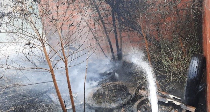 Villa &Aacute;ngela: BOMBEROS EXTINGUEN UN FOCO &Iacute;GNEO EN UN TERRENO BALD&Iacute;O  