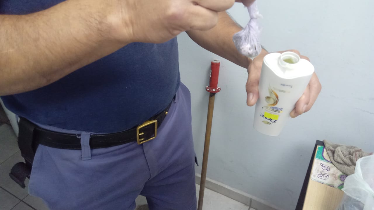 SANTA SYLVINA: INTENT&Oacute; INGRESAR ESTUPEFACIENTE A UN DETENIDO EN UN POTE DE SHAMPOO