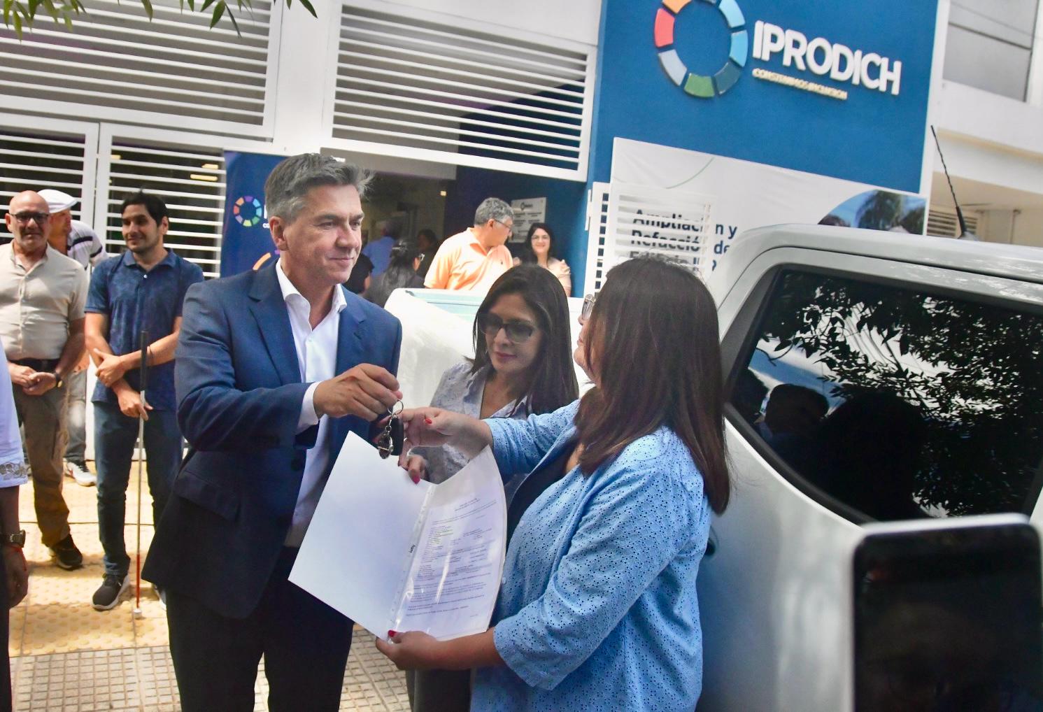 EL GOBERNADOR ZDERO ENTREGÓ A IPRODICH UN VEHÍCULO 4X4 PARA OPERATIVOS Y TRASLADOS DE PERSONAS CON DISCAPACIDAD