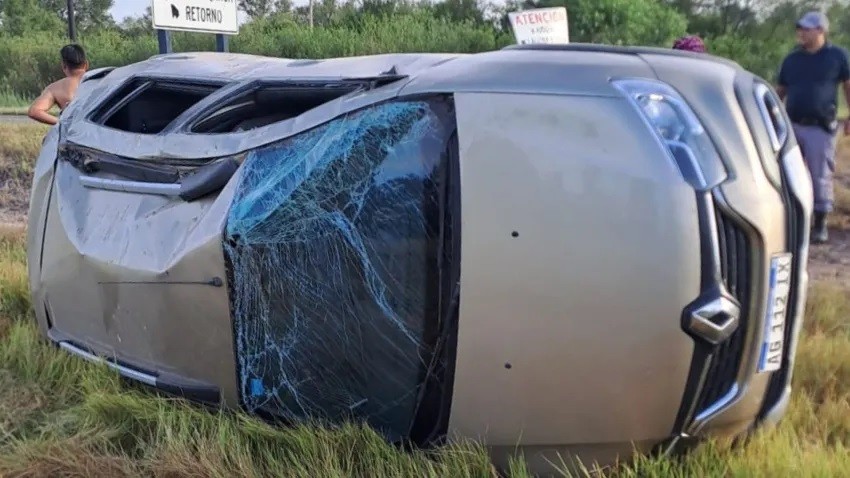 Un auto con cinco pasajeros volcó tras esquivar un bache sobre la Ruta 16