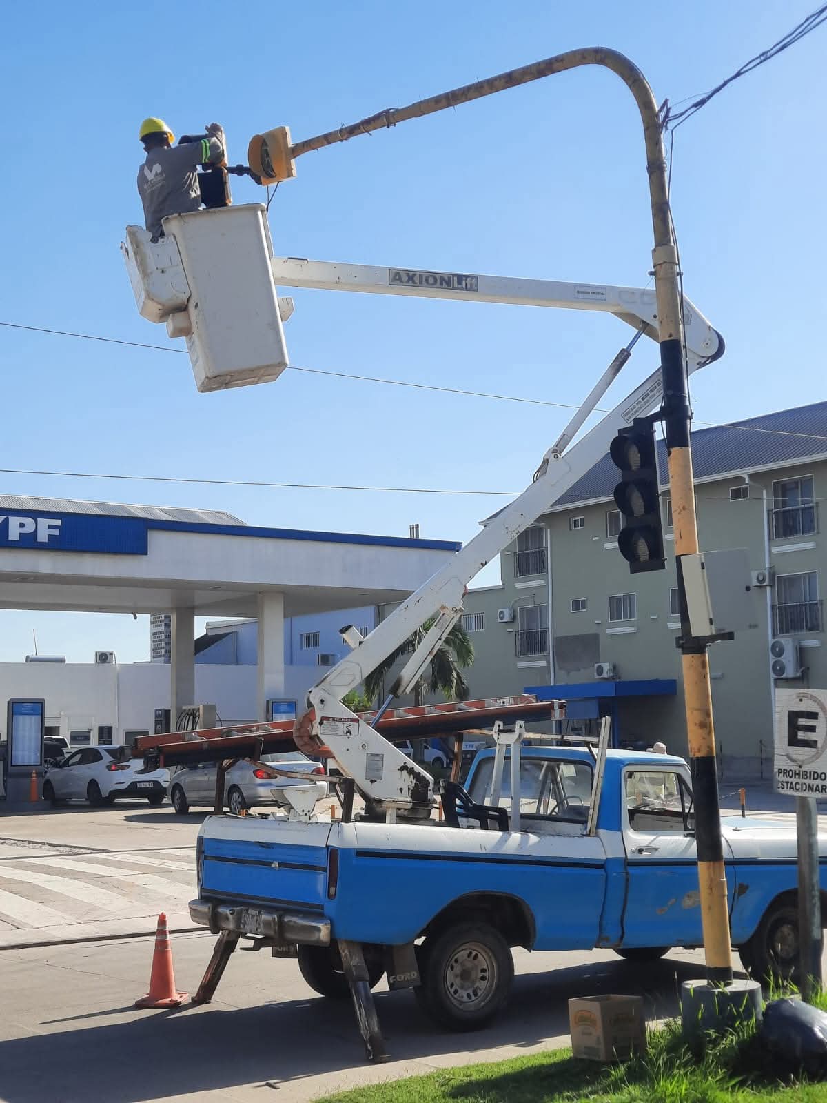 CONTINÚAN TAREAS DE MANTENIMIENTO Y REPARACIÓN DE LUMINARIA 