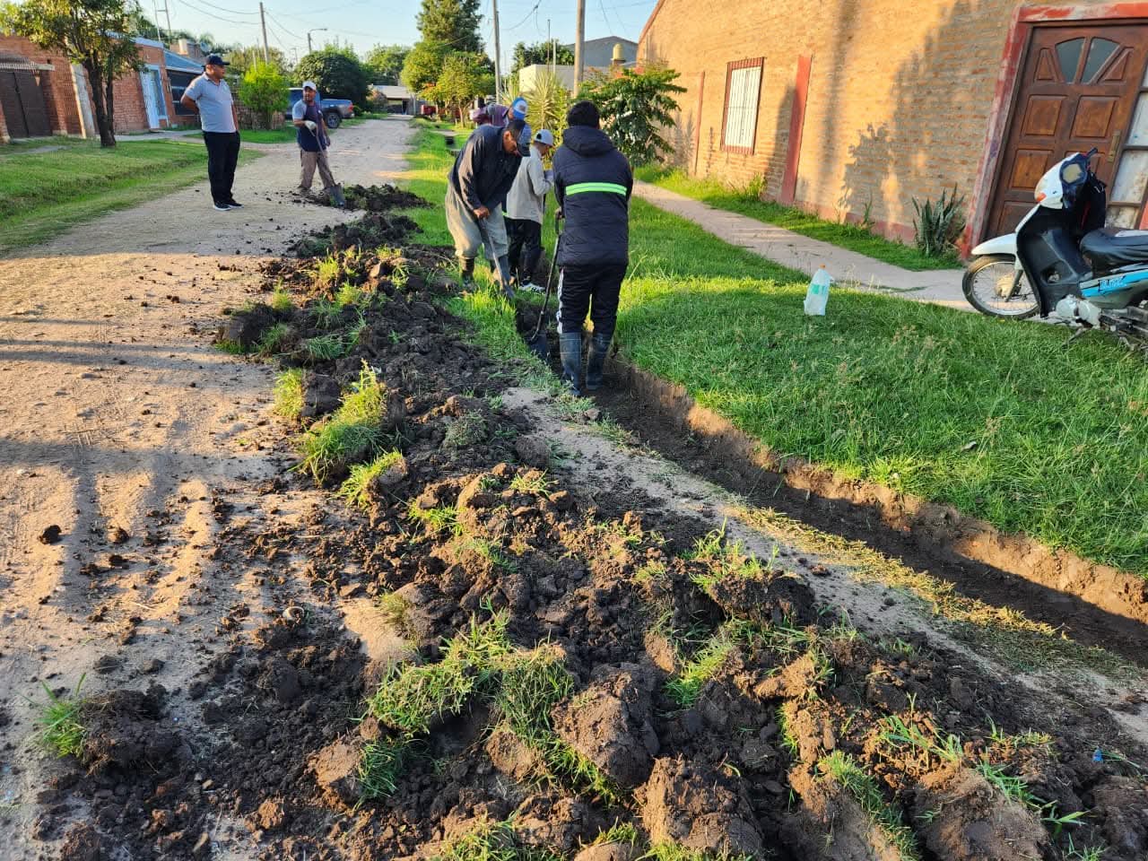 EL MUNICIPIO  INTENSIFICA LOS OPERATIVOS DE CUNETEO EN DIVERSOS SECTORES DE LA CIUDAD