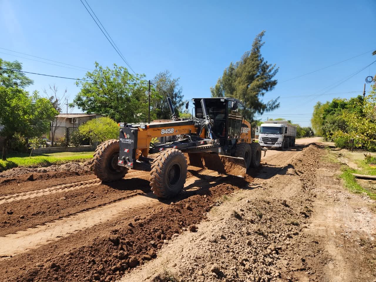 EL MUNICIPIO CONTINÚA CON EL OPERATIVO DE CORTE DE PASTO Y MEJORA DE CALLES EN LA CIUDAD