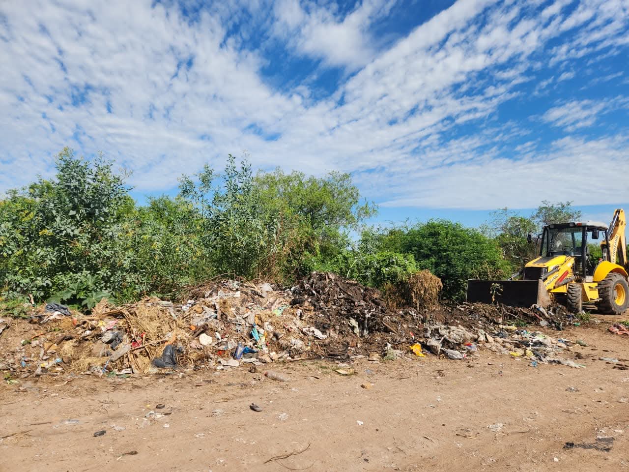 LUCHA CONTRA LOS BASURALES A CIELO ABIERTO: EL MUNICIPIO INTERVINO EN EL SECTOR DE AV. LAS FLORES