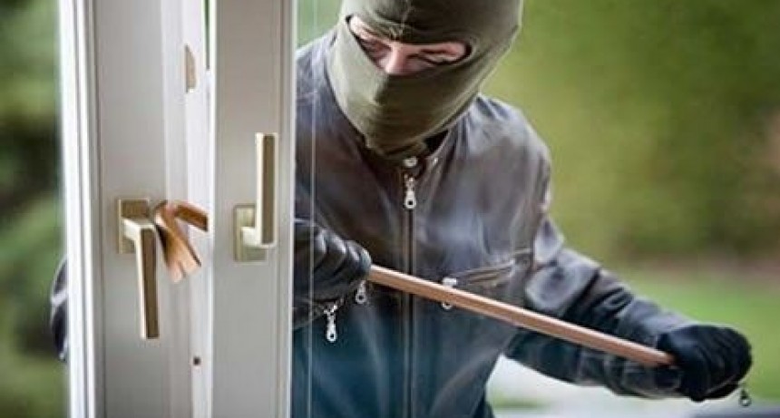 VILLA &Aacute;NGELA: VECINOS ALERTAN SOBRE UN DELINCUENTE INTENTANDO INGRESAR A UN DOMICILIO