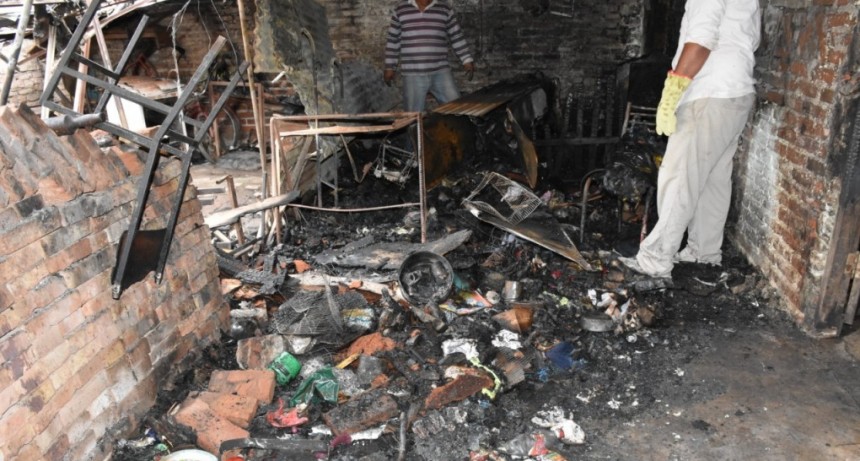 EL MUNICIPIO ASISTI&Oacute; A FAMILIA QUE SUFRI&Oacute; EL INCENDIO DE SU CASA EN EL BARRIO INDEPENDENCIA