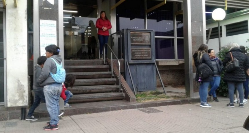 La m&eacute;dica infectada y su marido, con arresto domiciliario