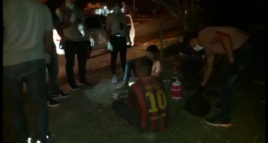 VILLA &Aacute;NGELA: TRES DETENIDOS UNO DE ELLOS MENOR, INGIRIENDO BEBIDA ALCOH&Oacute;LICA EN LA V&Iacute;A P&Uacute;BLICA, VIOLANDO LA CUARENTENA OBLIGATORIA 