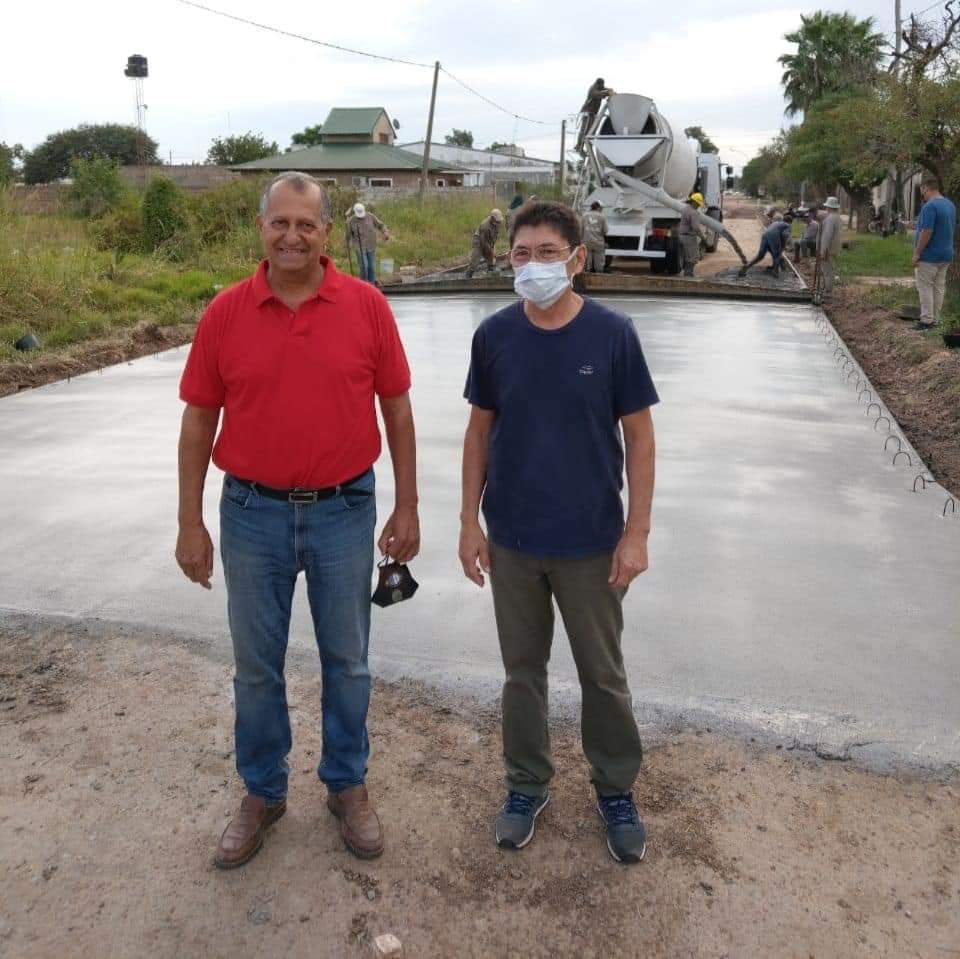 Villa &Aacute;ngela: EL INTENDENTE PAPP OBSERV&Oacute; LA COLOCACI&Oacute;N DE HORMIG&Oacute;N EN LA NUEVA OBRA DE PAVIMENTO Y SE REFIRI&Oacute; AL NUEVO ACOPLADO CISTERNA