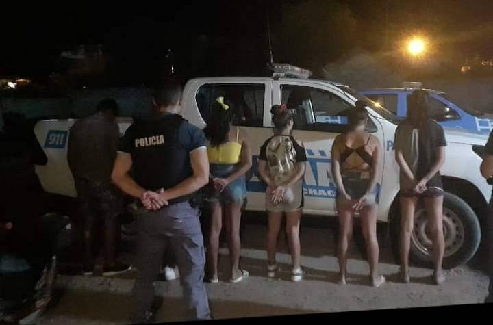 LA CLOTILDE: PELEAS, POLICIAS HERIDOS Y DA&Ntilde;OS A UN PATRULLERO EN UNA NOCHE CA&Oacute;TICA