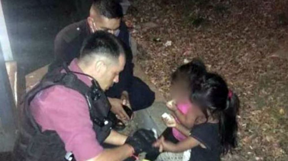 Abandonaron a dos hermanitas de 2 y 4 a&ntilde;os al costado de una avenida