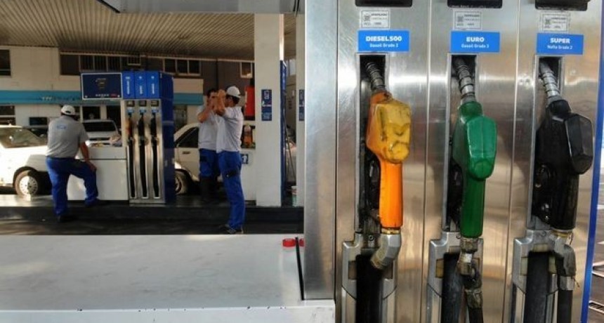 Rigen los nuevos impuestos al combustible pero, por ahora, no impactaron en los precios