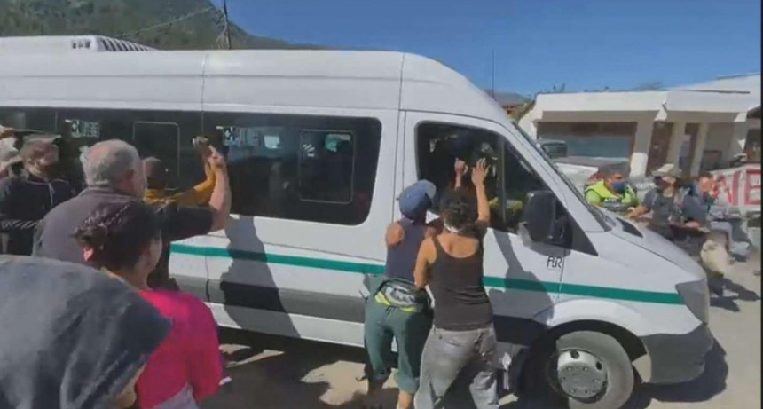 Incidentes durante la visita de Fernández a Chubut: manifestantes en contra de la minería atacaron con piedrazos